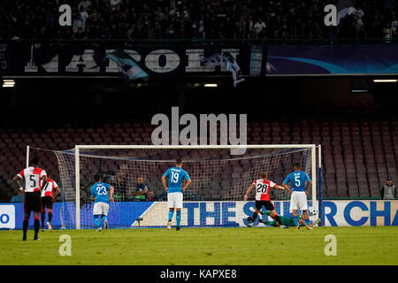 Napoli, Italia. 26 Sep, 2017. Napoli - Italia 26/09/2017 Jose' reina di s.s.c. napoli e jens toornstra del Feyenoord durante una penalità durante la UEFA Champions League match tra s.s.c. napoli e feyenoord allo stadio san paolo di Napoli. Credito: emanuele sessa/Pacific press/alamy live news Foto Stock