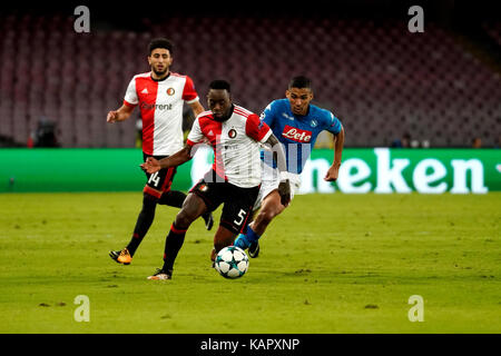 Napoli, Italia. 26 Sep, 2017. Napoli - Italia 26/09/2017 marques loureiro allan di s.s.c. napoli e ridgeciano haps del Feyenoord combatte per la palla durante la UEFA Champions League match tra s.s.c. napoli e feyenoord allo stadio san paolo di Napoli. Credito: emanuele sessa/Pacific press/alamy live news Foto Stock