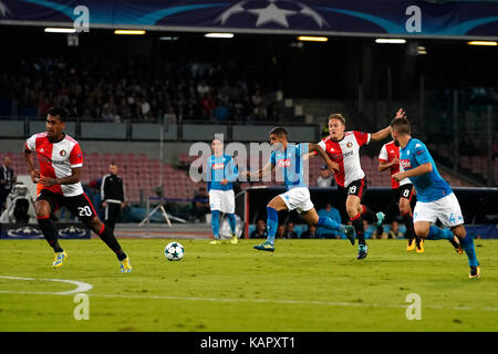 Napoli, Italia. 26 Sep, 2017. Napoli - Italia 26/09/2017 lorenzo insigne di s.s.c. napoli e jens toornstra del Feyenoord combatte per la palla durante la UEFA Champions League match tra s.s.c. napoli e feyenoord allo stadio san paolo di Napoli. Credito: emanuele sessa/Pacific press/alamy live news Foto Stock