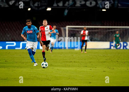 Napoli, Italia. 26 Sep, 2017. Napoli - Italia 26/09/2017 elseid hysaj di s.s.c. napoli e jens toornstra del Feyenoord combatte per la palla durante la UEFA Champions League match tra s.s.c. napoli e feyenoord allo stadio san paolo di Napoli. Credito: emanuele sessa/Pacific press/alamy live news Foto Stock