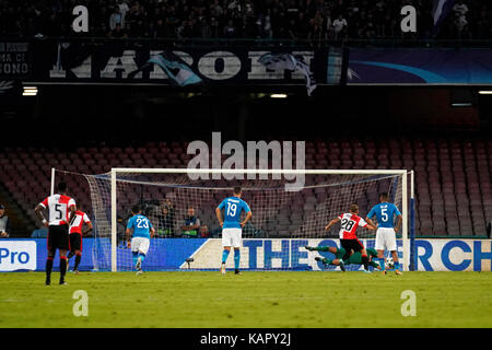 Napoli, Italia. 26 Sep, 2017. Napoli - Italia 26/09/2017 Jose' reina di s.s.c. napoli e jens toornstra del Feyenoord durante una penalità durante la UEFA Champions League match tra s.s.c. napoli e feyenoord allo stadio san paolo di Napoli. Credito: emanuele sessa/Pacific press/alamy live news Foto Stock