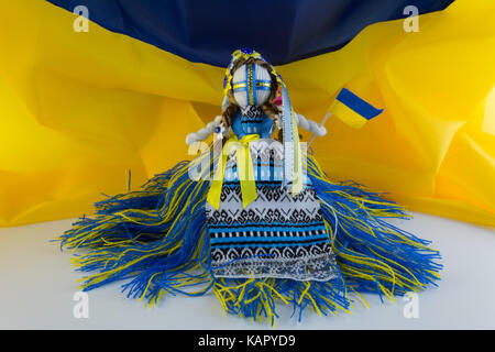 Fatte a mano textill bambola, bambole fatte a mano motanka sullo sfondo della bandiera dell'Ucraina. motanka - folk ucraino doll proteggendo la casa di famiglia Foto Stock