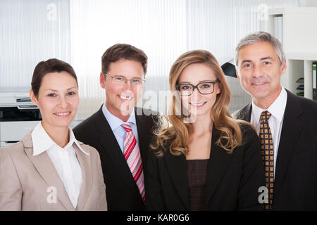 Ritratto di business multietnica gente sorridente in ufficio Foto Stock