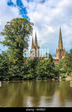 Una vista delle tre guglie a Lichfield Cathedral da tutta minster ansa verticale formato verticale Foto Stock