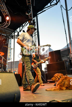 Las Vegas , Nevada - Settembre 23, 2017 - La banda Stick figura con il loro cane Cacao in esecuzione sul palcoscenico la vita è bella festa Giorno 2 Foto Stock