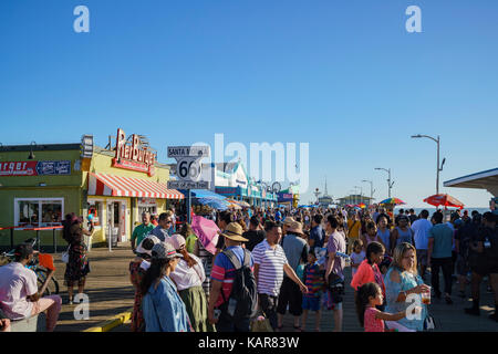 Santa Monica, giu 21: fine del sentiero di route 66 segno giu 21, 2017 a santa monica, nella contea di Los Angeles, california, Stati Uniti Foto Stock