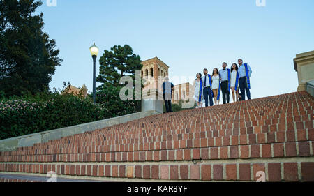 Westwood, giu 21: ottimo studente in piedi sul ucla scale giu 21, 2017 a Westwood, contea di Los Angeles, california, Stati Uniti Foto Stock