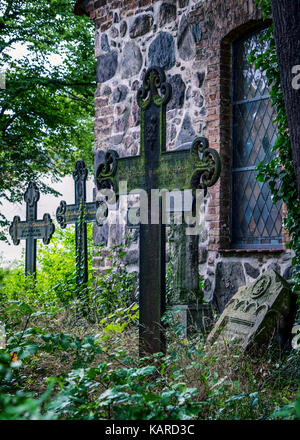 Berlino, Alt Wittenau, Dorfkirche,villaggio chiesa costruita nella ex Dalldorf.muratura mista chiesa edificio è un monumento.Old attraversa Foto Stock