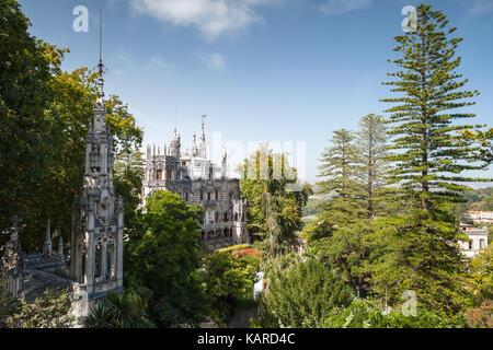 Palazzo e cappella di Quinta da Regaleira è un podere situato nei pressi del centro storico di Sintra, Portogallo. Esso è stato completato nel 1910 ed ora è classi Foto Stock