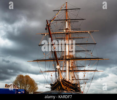 Cutty Sark, storico tea clipper, nave a vela con montanti e manovre contro un nero cielo nuvoloso Greeneich, London, Regno Unito Foto Stock