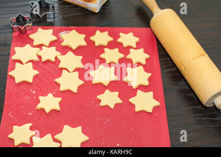 Star cookies cuocere - pasta frolla viene laminato su una base di cottura Foto Stock