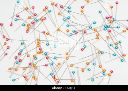 Spingere colorata collezione pin isolato su sfondo bianco. Foto Stock