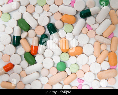 Pillola colorata e capsule collection isolati su sfondo bianco. Foto Stock