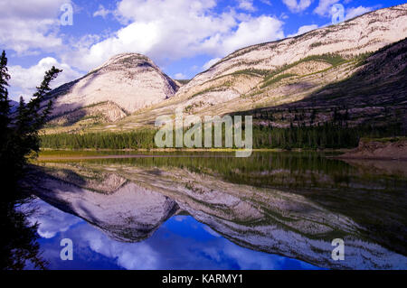 Piccola soluzione salina nel parco nazionale di Jasper, piccolo lago nel parco nazionale di Jasper Foto Stock