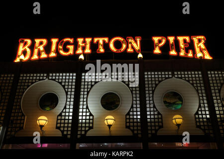 Il famoso cartello luminoso sopra l'entrata di Brighton il Palace Pier, East Sussex, England, Regno Unito Foto Stock