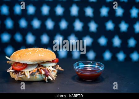 Tirate la carne di maiale hamburger con ketchup Foto Stock