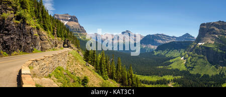 Andando al sole strada con bellissima vista panoramica di Logan pass nel parco nazionale di Glacier, montana Foto Stock