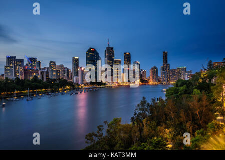 Notte skyline della città di Brisbane e del fiume Brisbane da Scogliere Kangaroo Point, Queensland, Australia. Foto Stock