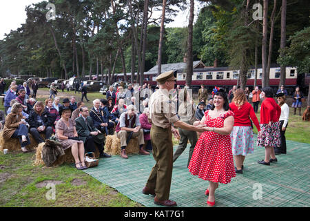 Dancing 1940s stile a Holt stazione sulla North Norfolk della ferrovia linea papavero nel Regno Unito. Foto Stock