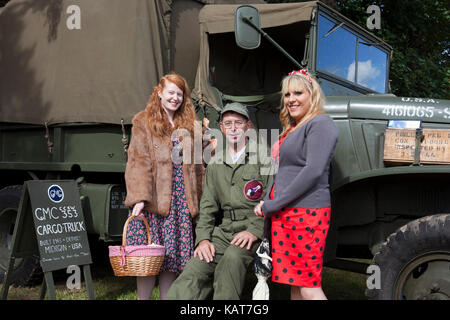 Veicolo militare enthusiast huey saunders e 40s weekenders pongono un 1943 us army gmc cckw-353 carrello merci. Foto Stock