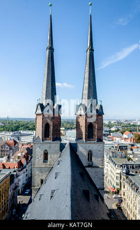 Chiesa di mercato torri halle saale, Sassonia Anhalt, in Germania, in formato verticale Foto Stock