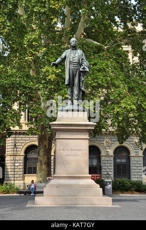 Statua di marco minghetti in piazza minghetti, bologna, Italia Foto Stock