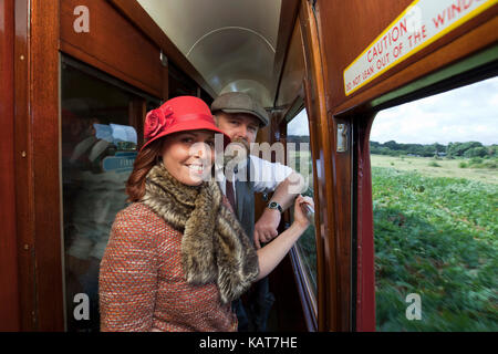 Paio di fare un viaggio a ritroso per gli anni quaranta per la North Norfolk della ferrovia 1940s weekend evento tenutosi tra sheringham e holt. Foto Stock