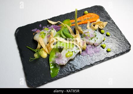 Capesante marinate servite su un nero ardesia. Foto Stock