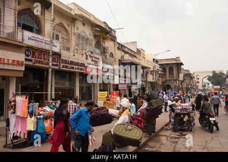 Hyderabad, India-25th settembre,2017. strade fornitori visualizzare la loro mercanzia sul marciapiede alla charkaman,una famosa strada dello shopping di Hyderabad, India Foto Stock