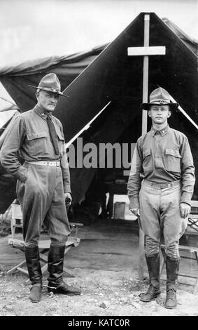 John J.PERSHING (1860-1948), ufficio dell'esercito americano e aiutante Lt Collins alla sede delle forze americane a Colonia Dubain, Messico nel 1916 Foto Stock