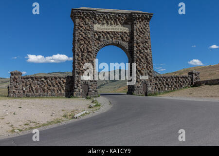 Roosevelt arco all'entrata nord del parco nazionale di Yellowstone, Montana, USA, originariamente completata il 15 agosto 1903 per dare il benvenuto ai visitatori. Foto Stock