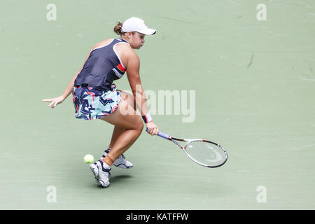 Wuhan, Cina. 27Sep, 2017. australian giocatore di tennis professionista ashleigh barty sconfigge il polacco giocatore di tennis professionista Agnieszka RADWANSKA 2-1 a wta wuhan aprire a Wuhan, Cina centrale della provincia di Hubei, Settembre 27th, 2017. Credito: sipa asia/zuma filo/alamy live news Foto Stock