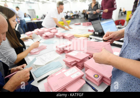 Voti postali per le elezioni generali sono contate a Monaco di Baviera, Germania, il 24 settembre 2017. foto: tobias hase/dpa Foto Stock