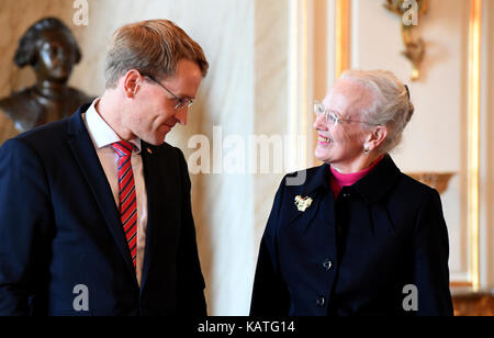 Copenhagen, Danimarca. 27Sep, 2017. daniel guenther (CDU), il primo ministro DEL LAND SCHLESWIG-HOLSTEIN, sorge accanto alla regina danese Margrethe II nel corso di una udienza privata presso il Palazzo Amalienborg a Copenaghen, in Danimarca, il 27 settembre 2017. durante il suo inaugurational visita in Danimarca, guenther incontrano anche altri ministri. Credito: Carsten rehder/dpa/alamy live news Foto Stock