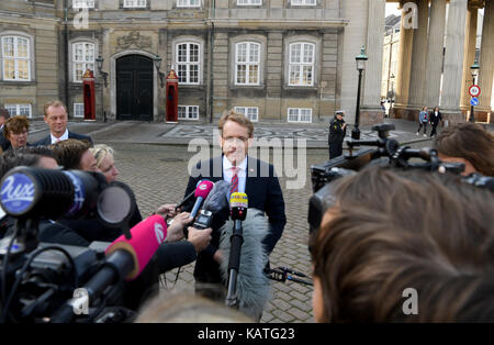 Copenhagen, Danimarca. 27Sep, 2017. daniel guenther (CDU), il primo ministro DEL LAND SCHLESWIG-HOLSTEIN, parla alla stampa dopo un udienza privata con regina danese Margrethe ii presso il Palazzo Amalienborg a Copenaghen, in Danimarca, il 27 settembre 2017. durante il suo inaugurational visita in Danimarca, guenther incontrano anche altri ministri. Credito: Carsten rehder/dpa/alamy live news Foto Stock