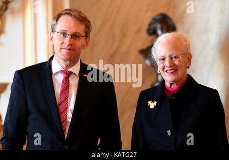 Copenhagen, Danimarca. 27Sep, 2017. daniel guenther (CDU), il primo ministro DEL LAND SCHLESWIG-HOLSTEIN, sorge accanto alla regina danese Margrethe II nel corso di una udienza privata presso il Palazzo Amalienborg a Copenaghen, in Danimarca, il 27 settembre 2017. durante il suo inaugurational visita in Danimarca, guenther incontrano anche altri ministri. Credito: Carsten rehder/dpa/alamy live news Foto Stock