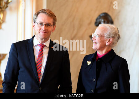 Copenhagen, Danimarca. 27Sep, 2017. daniel guenther (CDU), il primo ministro DEL LAND SCHLESWIG-HOLSTEIN, sorge accanto alla regina danese Margrethe II nel corso di una udienza privata presso il Palazzo Amalienborg a Copenaghen, in Danimarca, il 27 settembre 2017. durante il suo inaugurational visita in Danimarca, guenther incontrano anche altri ministri. Credito: Carsten rehder/dpa/alamy live news Foto Stock