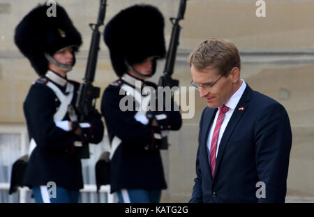 Copenhagen, Danimarca. 27Sep, 2017. daniel guenther (CDU), il primo ministro DEL LAND SCHLESWIG-HOLSTEIN, lascia dopo un udienza privata con regina danese Margrethe ii presso il Palazzo Amalienborg a Copenaghen, in Danimarca, il 27 settembre 2017. durante il suo inaugurational visita in Danimarca, guenther incontrano anche altri ministri. Credito: Carsten rehder/dpa/alamy live news Foto Stock