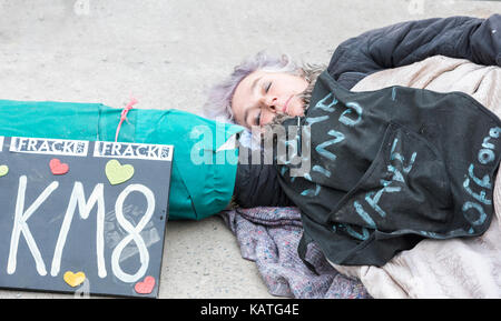 Kirby Misperton, UK. Il 27 settembre, 2017. I manifestanti stadio a 'lock-on' in modo porta alla Terza energia fracking del sito di Kirby Misperton Credito: Richard Burdon/Alamy Live News Foto Stock