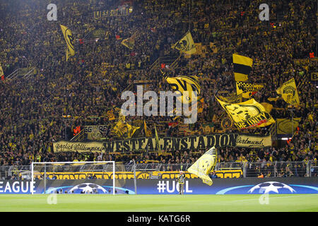 Dormund fan. durante il match 2, tra il Borussia Dortmund vs real madrid al Signal Iduna Park Stadium di Dortmund in Germania, Settembre 26, 2017 . credito: gtres información más comuniación sulla linea, s.l./alamy live news Foto Stock