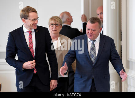 Copenhagen, Danimarca. 27Sep, 2017. daniel guenther (CDU, l), il primo ministro DEL LAND SCHLESWIG-HOLSTEIN, arriva per un incontro con la Danimarca ha un capo di governo Lars Loekke rasmussen nel suo ufficio di Copenaghen, Danimarca, 27 settembre 2017. durante il suo inaugurational visita in Danimarca, guenther incontrano anche altri ministri. Credito: Carsten rehder/dpa/alamy live news Foto Stock