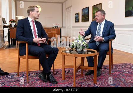 Copenhagen, Danimarca. 27Sep, 2017. daniel guenther (CDU, l), il primo ministro DEL LAND SCHLESWIG-HOLSTEIN, parla con la Danimarca ha un capo di governo Lars Loekke rasmussen nel suo ufficio di Copenaghen, Danimarca, 27 settembre 2017. durante il suo inaugurational visita in Danimarca, guenther incontrano anche altri ministri. Credito: Carsten rehder/dpa/alamy live news Foto Stock