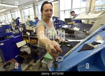 Dolni nemci, Repubblica ceca. 26 Sep, 2017. L'impianto di produzione di bata company in dolni nemci, Repubblica ceca si producono circa 14.000 coppie di calzatura per diabetici di quest'anno. Il numero di queste scarpe speciali ricavati nella suola di calzatura fabbrica gigante in Europa centrale aumenta di anno in anno da 500 a 700 coppie di pattini diabetici ha iniziato la produzione in dolni nemci 11 anni fa classico stivali differiscono principalmente nella loro costruzione. sulla foto si vede un workshop di taglio in compagnia in dolni nemci, Repubblica ceca, il 26 settembre 2017. Credito: dalibor gluck/ctk foto/alamy live news Foto Stock