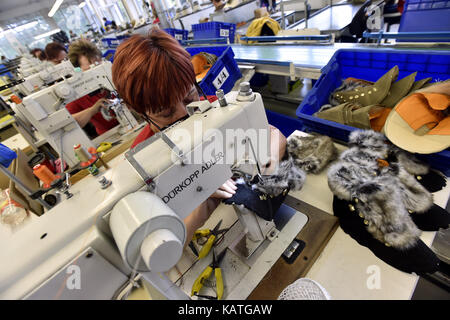 Dolni nemci, Repubblica ceca. 26 Sep, 2017. L'impianto di produzione di bata company in dolni nemci, Repubblica ceca si producono circa 14.000 coppie di calzatura per diabetici di quest'anno. Il numero di queste scarpe speciali ricavati nella suola di calzatura fabbrica gigante in Europa centrale aumenta di anno in anno da 500 a 700 coppie di pattini diabetici ha iniziato la produzione in dolni nemci 11 anni fa classico stivali differiscono principalmente nella loro costruzione. sulla foto si vede un workshop di cucitura in compagnia in dolni nemci, Repubblica ceca, il 26 settembre 2017. Credito: dalibor gluck/ctk foto/alamy live news Foto Stock