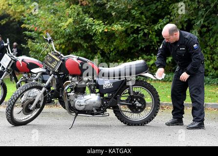 Blandford, Dorset, Regno Unito. Il 27 settembre, 2017. I membri della royal segnali white caschi moto display team preparano le loro motociclette per la parata credito: finnbarr webster/alamy live news Foto Stock