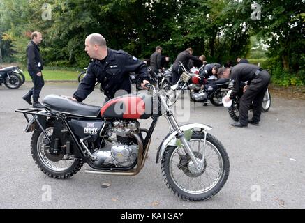 Blandford, Dorset, Regno Unito. Il 27 settembre, 2017. I membri della royal segnali white caschi moto display team preparano le loro motociclette per la parata credito: finnbarr webster/alamy live news Foto Stock