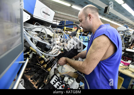 Dolni nemci, Repubblica ceca. 26 Sep, 2017. L'impianto di produzione di bata company in dolni nemci, Repubblica ceca si producono circa 14.000 coppie di calzatura per diabetici di quest'anno. Il numero di queste scarpe speciali ricavati nella suola di calzatura fabbrica gigante in Europa centrale aumenta di anno in anno da 500 a 700 coppie di pattini diabetici ha iniziato la produzione in dolni nemci 11 anni fa classico stivali differiscono principalmente nella loro costruzione. sulla foto è visto workshop di gruppo in compagnia in dolni nemci, Repubblica ceca, il 26 settembre 2017. Credito: dalibor gluck/ctk foto/alamy live news Foto Stock