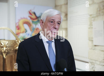 Atene, Grecia. 26 Sep, 2017. Presidente greca prokopis pavlopoulos parla come egli si estende un caloroso augurio per il popolo cinese oltre il 68esimo anniversario della fondazione della Repubblica popolare di Cina, ad Atene, Grecia, sept. 26, 2017. Credito: lefeteris partsalis/xinhua/alamy live news Foto Stock