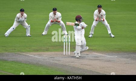 Manchester REGNO UNITO 27 settembre 2017 rory burns (Surrey) tagli sul suo modo di 45 il terzo giorno della contea di finale di partita di campionato della stagione 2017 a emirates Old Trafford tra lancashire e surrey. entrambi i lati sono in lotta per la seconda posizione in campionato della contea di Essex già avendo vinto il titolo. Foto Stock