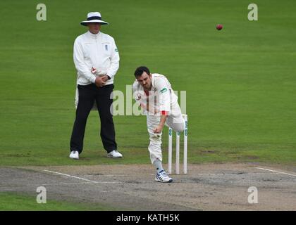 Manchester REGNO UNITO 27 settembre 2017 Stephen parry (Lancashire) in azione il terzo giorno della contea di finale di partita di campionato della stagione 2017 a emirates Old Trafford tra lancashire e surrey. entrambi i lati sono in lotta per la seconda posizione in campionato della contea di Essex già avendo vinto il titolo. Foto Stock